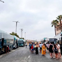 400 tomareños parten hacia Punta Umbría en siete autobuses con 