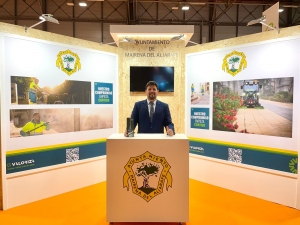 El concejal delegado de Finanzas, Patrimonio, Cultura, Fiestas y Movilidad Urbana, Sergio Toro, recogi&oacute; la Escoba de Plata en IFEMA.