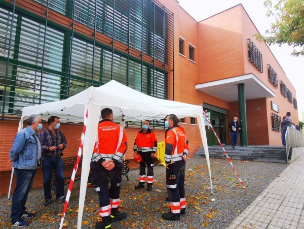 El alcalde de Bormujos visita las carpas de acceso instaladas por el Ayuntamiento a petici&oacute;n del centro de salud, por las inclemencias del tiempo