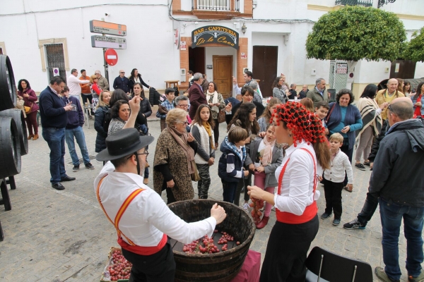 Visitas a las bodegas, mucha gastronom&iacute;a y pisada de la uva en Villanueva del Ariscal