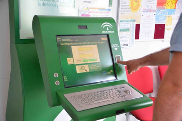 El ayuntamiento de Olivares firma un convenio con el servicio andaluz de empleo para la instalaci&oacute;n del punto de empleo en el municipio