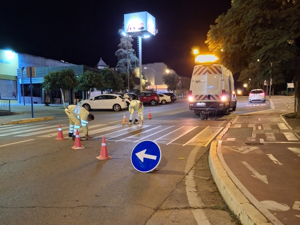 El Ayuntamiento de Mairena del Aljarafe renueva la pintura de las se&ntilde;ales horizontales de todo el municipio