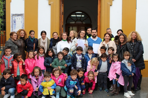 Los ni&ntilde;os y ni&ntilde;as del colegio Abgena solicitan la instalaci&oacute;n de juegos adaptados para un compa&ntilde;ero con discapacidad