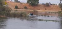 La Guardia Civil rescata a un conductor atrapado en el cauce de un r&iacute;o en Guillena