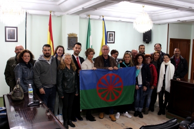 El Ayuntamiento de San Juan de Aznalfarache iz&oacute; la bandera del pueblo gitano en acto con estudiantes y colectivos