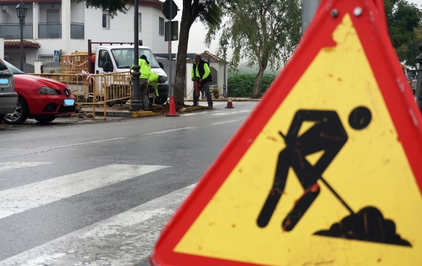 Castilleja de la Cuesta inicia obras de mejora en la rotonda ubicada en la Avenida Donantes de Sangre y de &Oacute;rganos