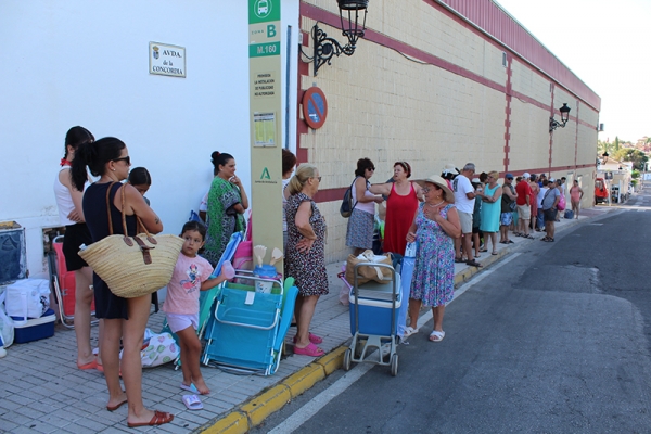 M&aacute;s de un centenar de ginenses pusieron rumbo a la playa de &lsquo;El Palmar&rsquo; gracias a &lsquo;Los jueves al Sol&rsquo; 2024