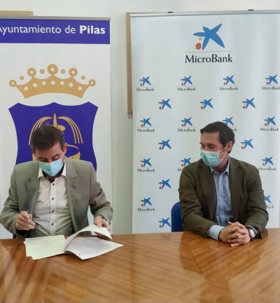 El Ayuntamiento de Pilas y MicroBank firman un convenio de colaboraci&oacute;n para incentivar el autoempleo y la actividad emprendedora