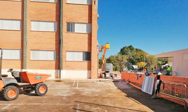 Adjudicadas las obras de reforma de la fachada del IES Alcaria de La Puebla del R&iacute;o por m&aacute;s de 105.000 euros