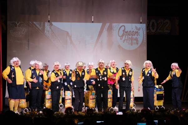 El teatro El Tron&iacute;o acogi&oacute; un espl&eacute;ndido Certamen de Agrupaciones del Carnaval de Gines