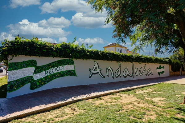 M&aacute;s de 1.300 escolares de Gines crean un mural de 8.000 tapones de pl&aacute;stico con motivo del D&iacute;a de Andaluc&iacute;a