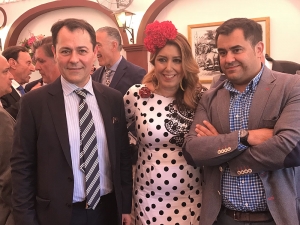 Empresarios andaluces exponen sus proyectos a la presidenta durante la Feria