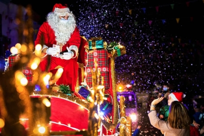 Pap&aacute; Noel visita Gines un a&ntilde;o m&aacute;s a bordo de su espectacular &lsquo;Trineo de la Alegr&iacute;a&rsquo;
