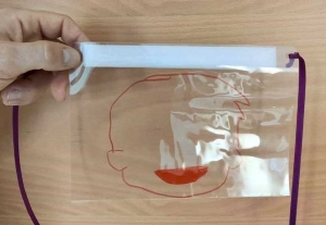 El Ayuntamiento de Pilas reparte pantallas y mascarillas infantiles a domicilio