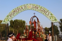 Caluroso reencuentro de Gines con su Patr&oacute;n en la Romer&iacute;a de San Gin&eacute;s