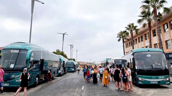 400 tomare&ntilde;os parten hacia Punta Umbr&iacute;a en siete autobuses con "Los Jueves a la Playa"