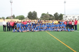 Villalobos y el consejero de Turismo visitan el remodelado campo de f&uacute;tbol "Joaqu&iacute;n Rodr&iacute;guez Morilla"