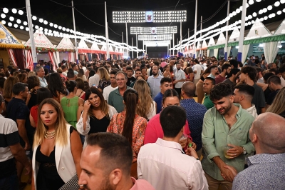 Tomares vive una gran feria para el recuerdo, con una numerosa asistencia de p&uacute;blico