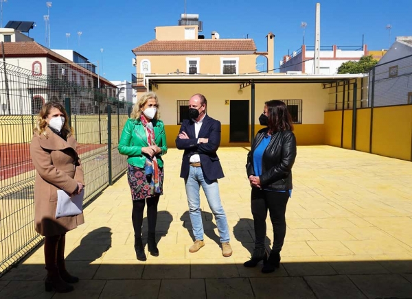 Carmen Herrera anuncia una inversi&oacute;n de m&aacute;s de 700.000 euros en los colegios de Castilleja de la Cuesta, a trav&eacute;s de un nuevo plan de actuaciones del Ayuntamiento