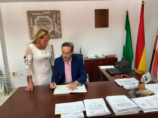 La Junta de Andaluc&iacute;a compra dos promociones de casas para no desahuciar a 58 familias de Santiponce