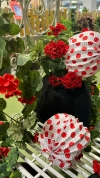 Plasticosur bate r&eacute;cord de venta de farolillos para una feria que se decanta por los blanco y rojo y por el color albero