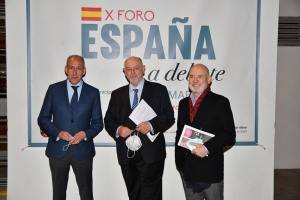 Juan Eslava Gal&aacute;n ha se&ntilde;alado que los principales males de la democracia espa&ntilde;ola son el sistema de voto, el estado de las autonom&iacute;as y las listas cerradas