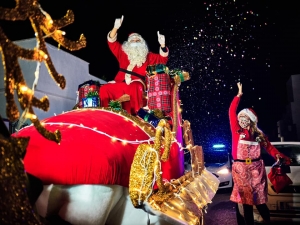 Pap&aacute; Noel contin&uacute;a recorriendo las calles de Gines esta semana con  &lsquo;El Trineo de la Alegr&iacute;a&rsquo;