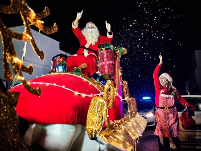Pap&aacute; Noel contin&uacute;a recorriendo las calles de Gines esta semana con  &lsquo;El Trineo de la Alegr&iacute;a&rsquo;