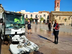 El Ayuntamiento de Castilleja de la Cuesta intensifica las labores de limpieza con una m&aacute;quina especializada en la desinfecci&oacute;n de espacios p&uacute;blicos