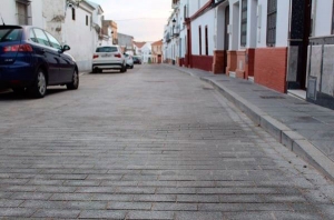 El ayuntamiento de Olivares culmina las obras de nueva pavimentaci&oacute;n en la calle Sevilla, incluida en el casco hist&oacute;rico del municipio