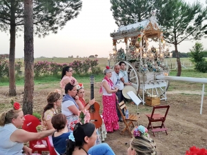 La Hermandad del Roc&iacute;o prepara la salida con una treintena de carriolas, medio centenar de animales y 350 peregrinos