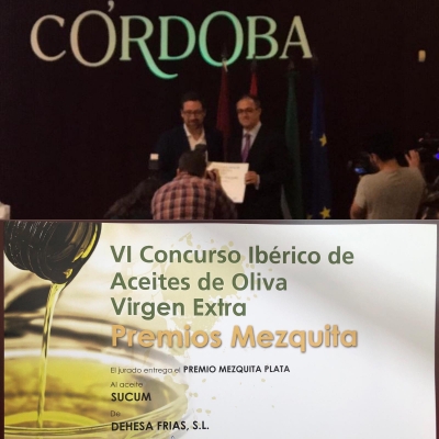 Dehesa Fr&iacute;as recibe el premio Mezquita de Plata por el aceite SUCUM
