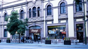 Image de la fachada, en la calle Luis Montero.