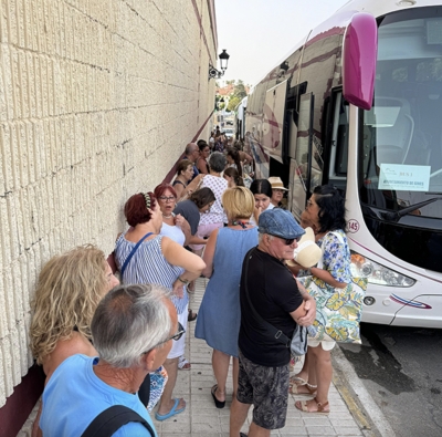 &lsquo;Los jueves al Sol&rsquo; 2024 de Gines pusieron rumbo esta semana a la playa de La Victoria, en C&aacute;diz