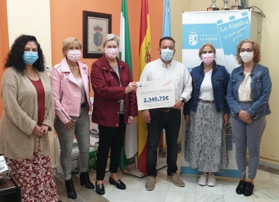 El Ayuntamiento de La Algaba entrega a AMAMA 2.340,75 euros recaudados en la II Marcha contra el c&aacute;ncer de mama