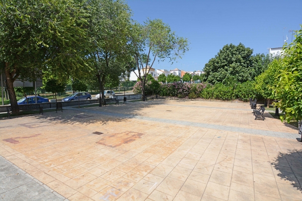 El Ayuntamiento de Tomares incrementa las instalaciones deportivas en el camino viejo con la construcci&oacute;n de una pista polideportiva