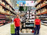 Plasticosur enciende la Navidad: M&aacute;s de 200 modelos de bolas y los Reyes Magos como protagonistas