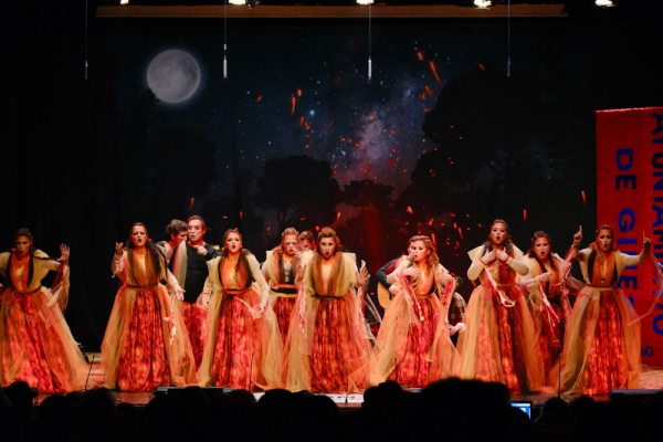 El Tron&iacute;o se llen&oacute; este s&aacute;bado  para presenciar la segunda semifinal del Carnaval de Gines