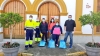 Concejales y empleados municipales reparten libros a los escolares del Colegio San Sebasti&aacute;n