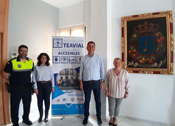 El Ayuntamiento de Pilas firma un convenio de colaboraci&oacute;n con la asociaci&oacute;n TEAVIAL