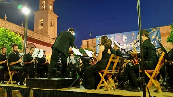 El jurado otorga el primer premio del III certamen de bandas de m&uacute;sica &ldquo;villa de olivares&rdquo;,  a la banda del carmen de salteras
