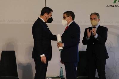Paco Robles recibe el Premio Andaluc&iacute;a de Periodismo por la serie documental Romero Murube, el poeta de Sevilla