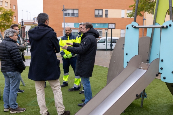 El nuevo servicio municipal de mantenimiento de zonas de juego, en marcha