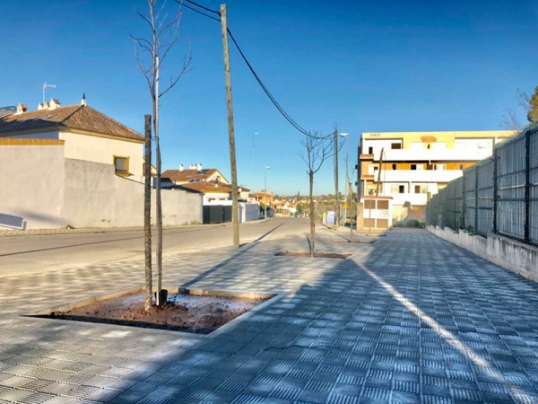 Concluyen los trabajos de creaci&oacute;n del nuevo acerado de la calle La Ca&ntilde;ada en Gines